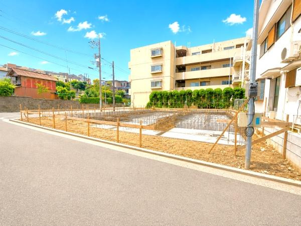 横浜市鶴見区東寺尾１丁目の新築一戸建の前面道路含む現地写真|駅までは平坦な道で行くことも可能です。お気軽にお問い合わせください。
