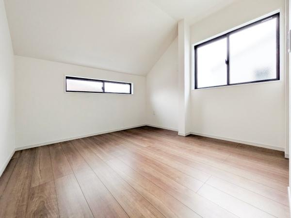 横浜市金沢区富岡西１丁目の新築一戸建の洋室|窓からの光が嬉しい洋室です。
収納もあり、荷物が多い方にも安心です♪