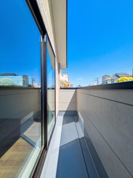 横浜市金沢区富岡西１丁目の新築一戸建のバルコニー|陽当り良好のバルコニー！
風通しもよく気持ちいいです