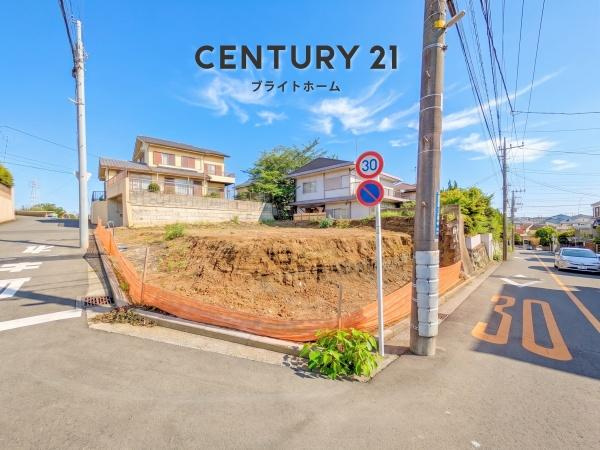 横浜市金沢区富岡西１丁目の新築一戸建の前面道路含む現地写真|前面道路が広いので、安心して駐車可能です！
是非現地へお越しください。
