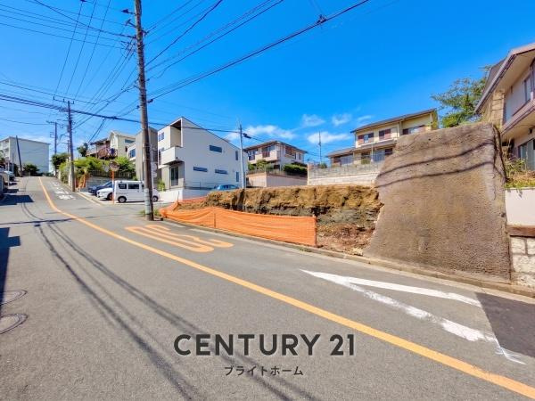 横浜市金沢区富岡西１丁目の新築一戸建の前面道路含む現地写真|現在建築中の為、同仕様物件のご案内をさせて頂きます。
お車でご自宅まで送迎承ります。