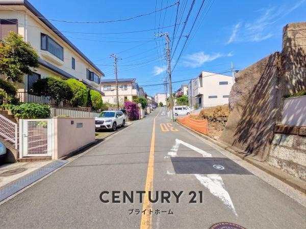 横浜市金沢区富岡西１丁目の新築一戸建の前面道路含む現地写真|前面道路が広いので、安心して駐車可能です！
是非現地へお越しください。