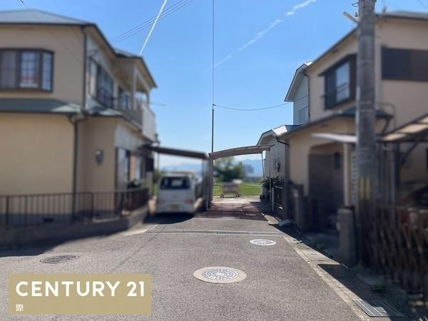 岩出市山　中古戸建の前面道路含む現地写真