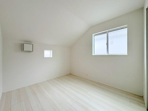 横浜市旭区金が谷２丁目の新築一戸建の寝室|明るい色合いの床材が特徴の寝室です。窓から自然光が入りやすく開放感があります。壁や天井のシンプルなデザインが空間全体をすっきりと見せています。角部屋の仕様でプライベート感も感じられます。