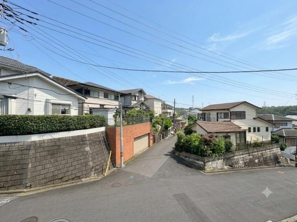 横浜市旭区金が谷２丁目の新築一戸建のその他|晴れた日の眺望が広がる心地よい現地からの景色です。周囲にゆとりのある住宅街で開放感があります。道路幅もあり圧迫感を感じさせません。静かな環境が広がっています。