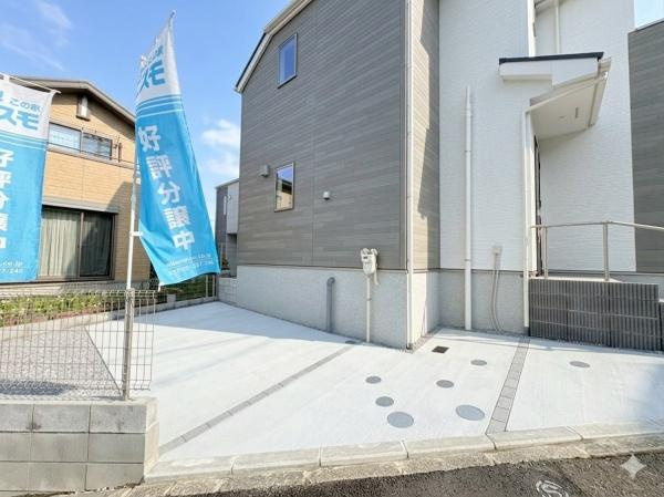 横浜市旭区金が谷２丁目の新築一戸建の駐車場|建物横にしっかり確保された駐車場スペースです。コンクリート舗装でお手入れが簡単です。出入り口も段差が少なく使いやすい設計です。お車の出し入れがしやすい広さです。