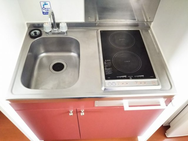 レオパレスクエスタのキッチン|2口電気コンロ付き。部屋により設備が異なる場合あり