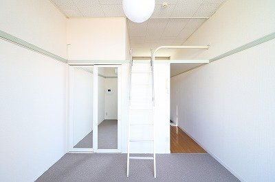 レオパレスＦａｖｏｒＧｒｏｖｅの寝室