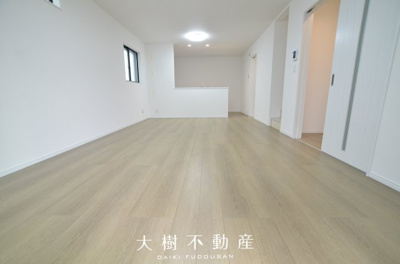 【居間・リビング】 | 座間市東原１丁目　新築戸建て　全３棟【仲介手数料無料】