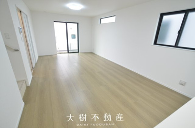 【居間・リビング】 | 座間市東原１丁目　新築戸建て　全３棟【仲介手数料無料】