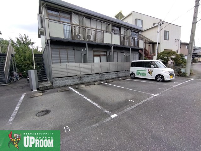リュミエールAの駐車場