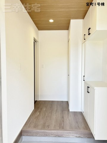 碧南市宮町4丁目1号棟の玄関|落ち着きのあるモダンなフローリング。明るく清潔感ある白を基調としたクロスは飽きがきません