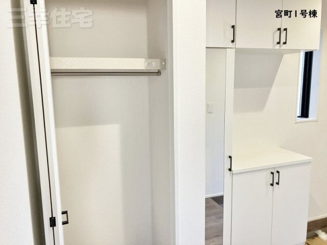 碧南市宮町4丁目1号棟の収納|玄関のファミリークローク。帰宅後すぐに上着を収納。良い習慣が身に付きますね♪玄関に姿見鏡があるのでお出かけ前に身だしなみチェックを！