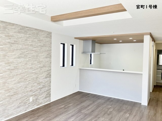 碧南市宮町4丁目1号棟のキッチン|下がり天井の効果は、手元が明るくなるので視覚的にお料理がおいしく見えると言われています