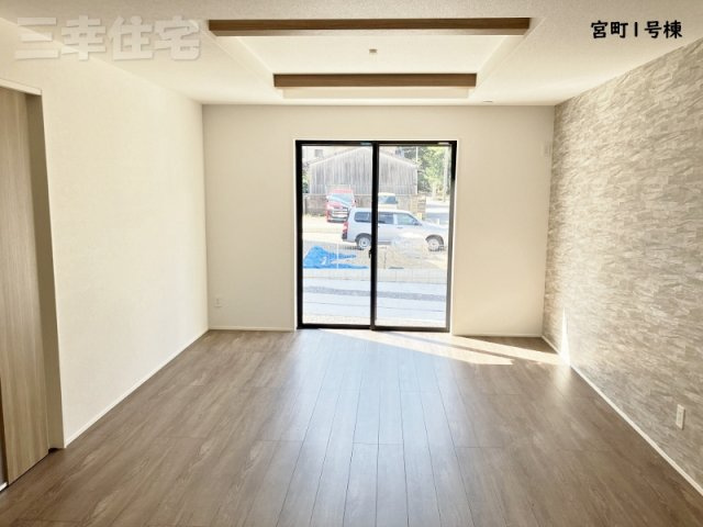 碧南市宮町4丁目1号棟の居間・リビング|南向きの明るいリビング17.75帖。アクセントクロスがオシャレです