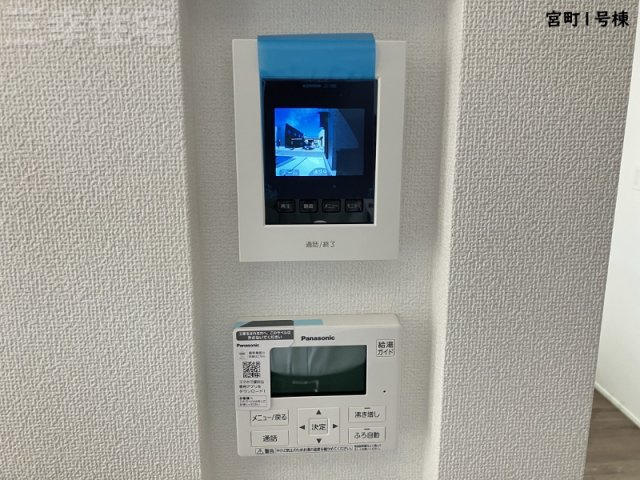 碧南市宮町4丁目1号棟のセキュリティ|安心・安全　夜間の訪問者もカラーでしっかり確認でき、録画をすることも可能です。エコキュートのリモコンも一緒にあります