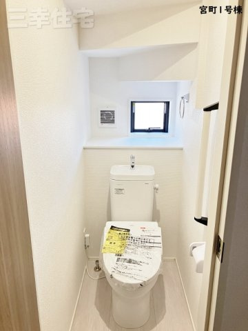 碧南市宮町4丁目1号棟のトイレ|1階2階ともにシャワートイレです。大変便利な収納棚がついています