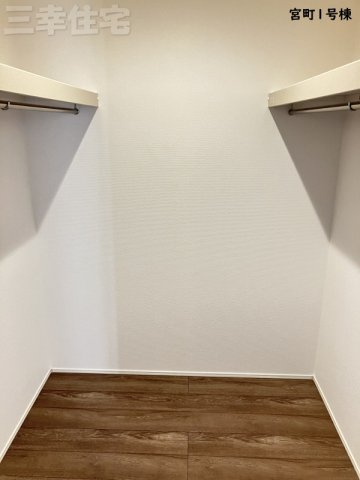 碧南市宮町4丁目1号棟の収納|2帖のウォークインクローゼット。もはや個室になりえる広さ