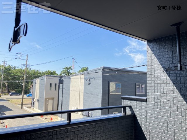 碧南市宮町4丁目1号棟のバルコニー|主寝室専用のバルコニーには屋根があります。陽光・通風を確保した南向きの快適空間