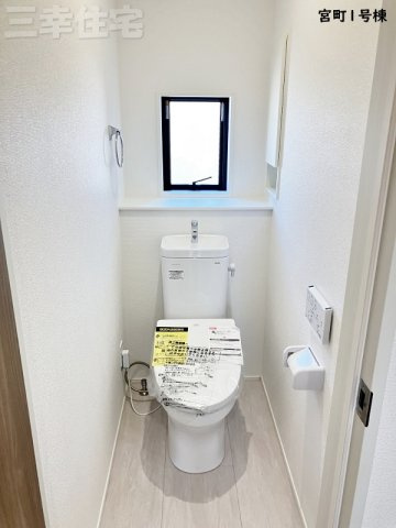 碧南市宮町4丁目1号棟のトイレ|2階のトイレもシャワートイレ。便利な収納棚あります