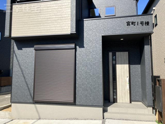 碧南市宮町4丁目1号棟の玄関|玄関の鍵はスマートキー、１階リビングにはシャッターも付いていて防犯対策も安心ですね
