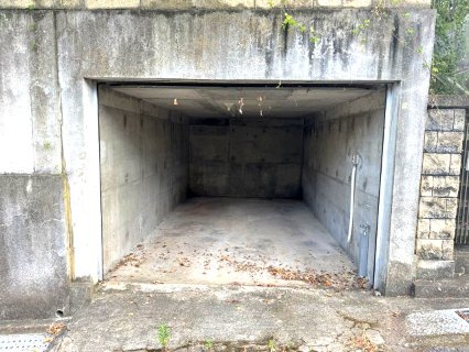 泉南市信達市場　中古戸建の駐車場|BOXガレージで車は濡れません