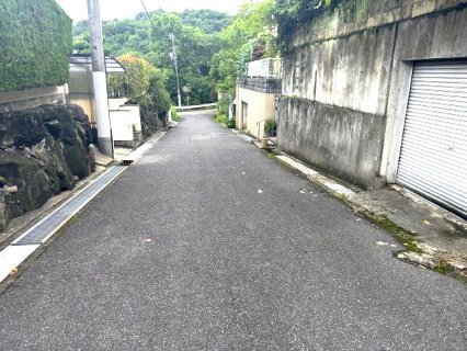 泉南市信達市場　中古戸建の前面道路含む現地写真