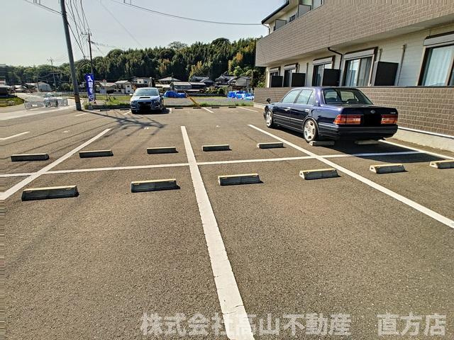 直方市大字感田のアパートの駐車場