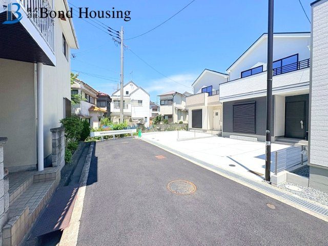 お車並列２台・南向き４LDK・魚住町西岡 B号地 新築戸建の前面道路含む現地写真