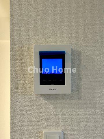 葛飾区新宿5丁目新築分譲住宅のセキュリティ|【モニターホン】誰が来たかすぐにわかるカラーモニター付きインターホン。通話ボタンを押すまでは室内の音は漏れていませんので相手を確かめてから応対できます。