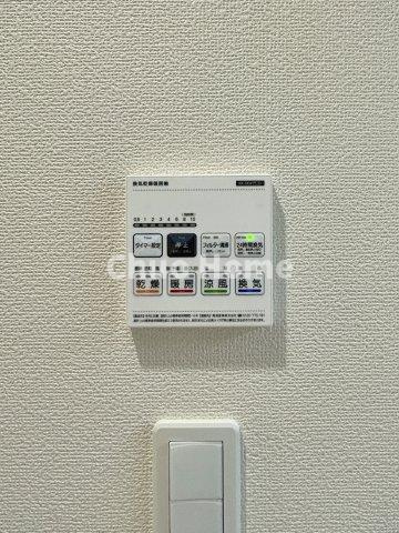 葛飾区新宿5丁目新築分譲住宅の冷暖房・空調設備|【浴室乾燥機】暖房・冷風・換気・乾燥が可能です。毎日を快適に過ごせるうれしい機能が揃っています。雨の日の洗濯物も安心です。