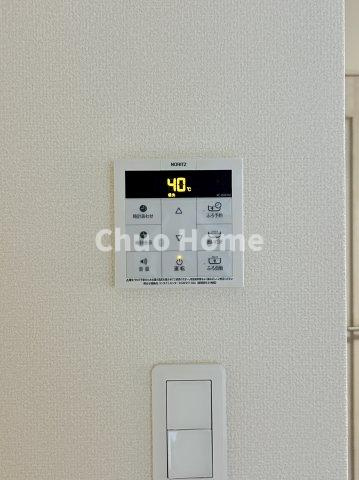 葛飾区新宿5丁目新築分譲住宅の発電・温水設備|【給湯リモコン】外での一日を忘れさせてくれるオートバス機能でお好みの湯量・温度に調整された浴槽。