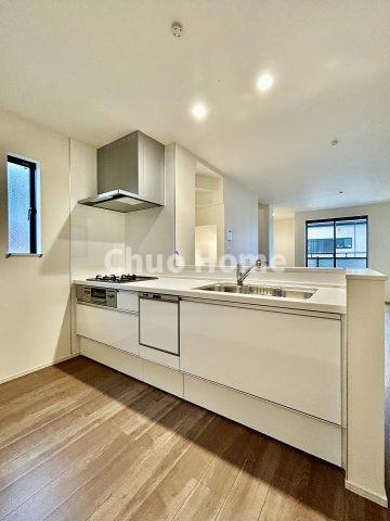葛飾区新宿5丁目新築分譲住宅のキッチン|ワイドで収納豊富なシステムキッチン
