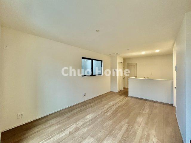 葛飾区新宿5丁目新築分譲住宅のダイニング|【ダイニング】忙しい朝でも、しっかり家族が揃って食事をして頂けるゆとりある大きさのダイニングスペース。奥様が作る手料理をカウンター越しに受けとって頂き、テーブルで囲む素敵な時間を存分に愉しんで下さい。
