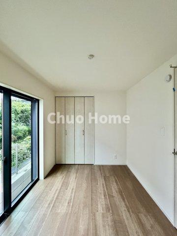 葛飾区新宿5丁目新築分譲住宅の子供部屋|【子供部屋】お子様を持つ家庭の約6割が「家族や子どものため」に購入を希望。入学後の転校を避け、広い空間でのびのび育てたいなどの親心が、家探しのきっかけになっているようです。