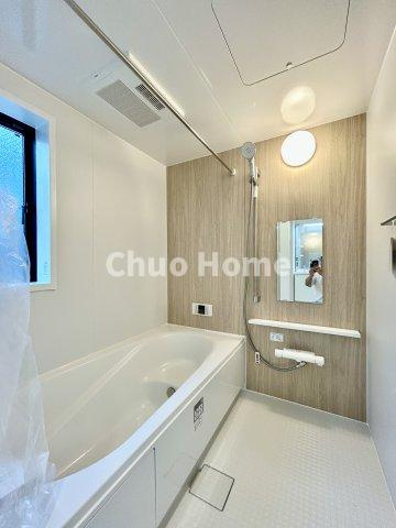 葛飾区新宿5丁目新築分譲住宅の浴室|【バスルーム】暖房換気乾燥機付きシステムバスルーム。暖房・冷風・換気・乾燥など、毎日を快適に過ごせるうれしい機能が揃っています。雨の日の洗濯物も安心です。