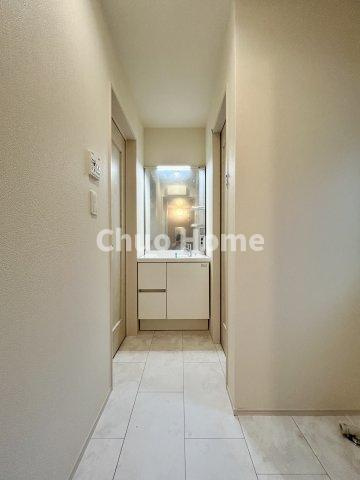 葛飾区新宿5丁目新築分譲住宅の独立洗面台|【洗面化粧台】洗面化粧台には三面鏡を採用。身だしなみを整えやすい事はもちろんですが、鏡の後ろに収納スペースを設ける事により、散らかりやすい洗面スペースをすっきりさせる事が出来るのも嬉しいですね