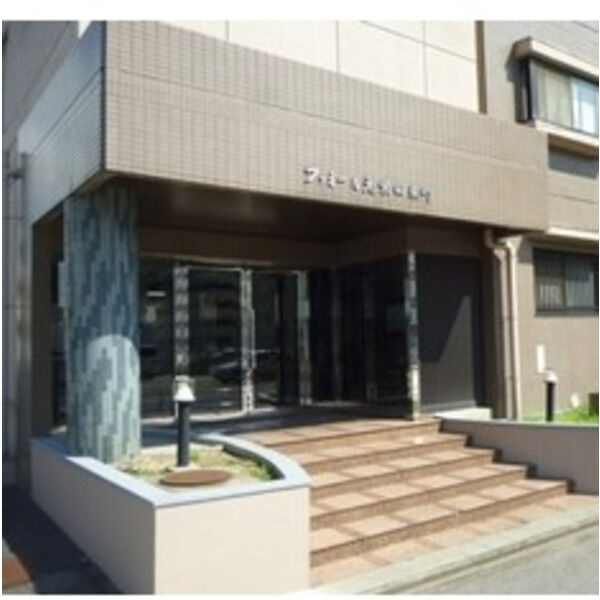 ファミール元柴田東町のエントランス