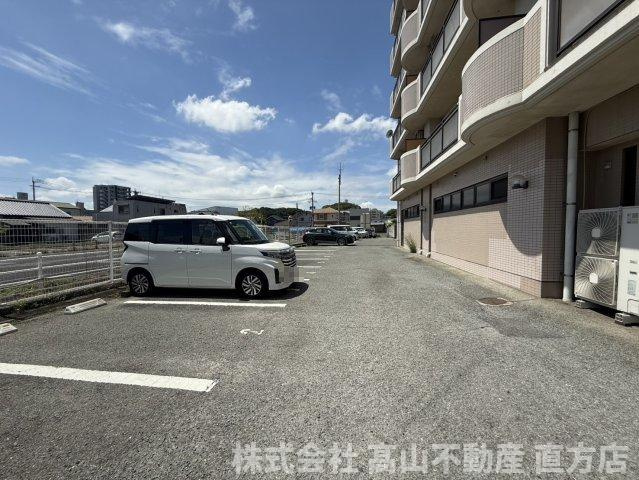 直方市神正町の賃貸マンションの駐車場