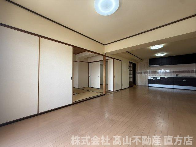 直方市神正町の賃貸マンションの居間・リビング
