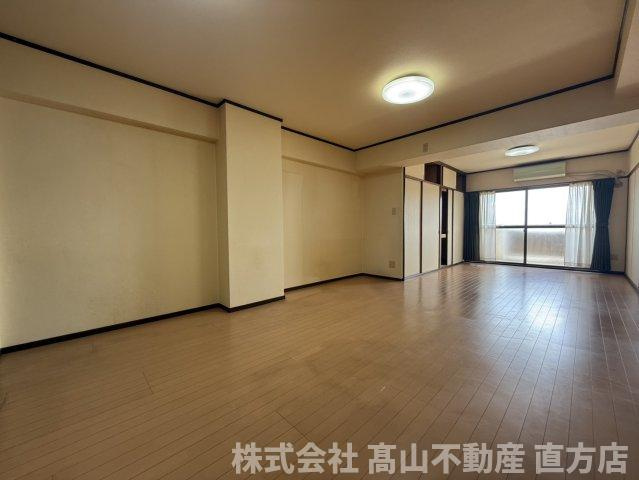 直方市神正町の賃貸マンションの居間・リビング