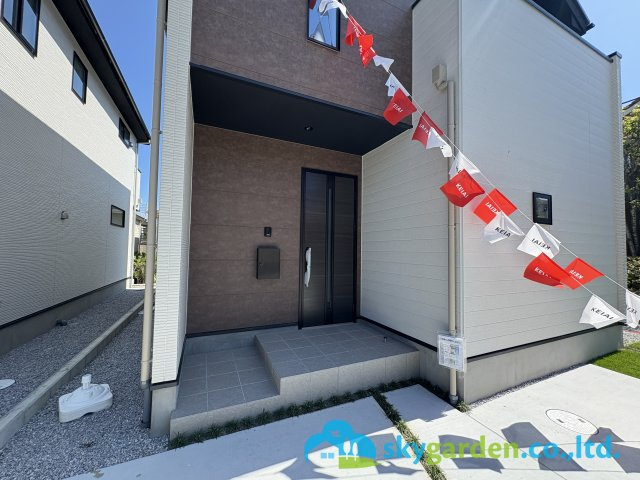 鎌倉市梶原１期　新築戸建　全２棟１号棟の外観|玄関ポーチの様子