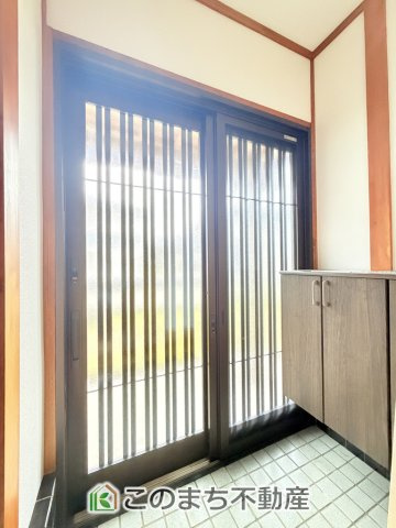KEM宇都宮市富士見が丘1期　中古戸建の玄関|玄関スペースは靴を収納できる下駄箱もございます。