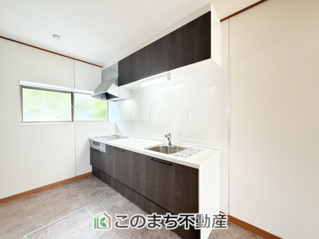KEM宇都宮市富士見が丘1期　中古戸建のキッチン|窓からの光が差し込む明るいキッチン♪