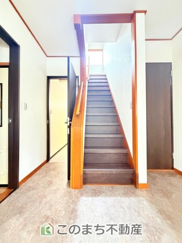 KEM宇都宮市富士見が丘1期　中古戸建の内装|手すり付きで小さなお子様にも安心の階段スペースです☆