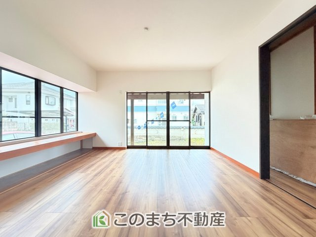 KEM宇都宮市富士見が丘1期　中古戸建の居間・リビング|開放感のある広々としたリビング☆家族みんなでゆったりくつろげます♪
南側から暖かな日差しが差し込みます♪