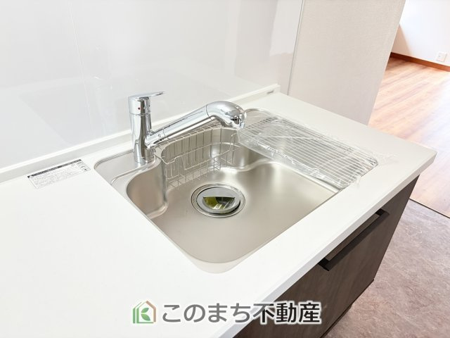 KEM宇都宮市富士見が丘1期　中古戸建のキッチン|ビルトイン型浄水器を内蔵したキッチン水栓。お米を研いだり、野菜を洗ったりするときなど用途に応じてワンタッチで浄水に切り替えが可能です。カートリッジ式なので、フィルターを簡単に交換する事が出来ます。