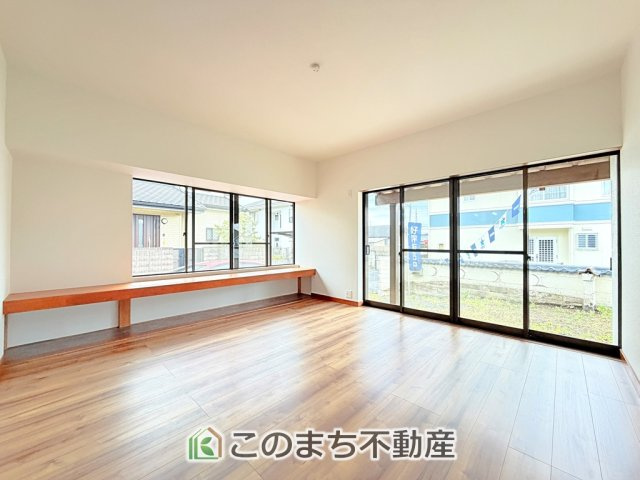 KEM宇都宮市富士見が丘1期　中古戸建の居間・リビング|開放感のある広々としたリビング☆家族みんなでゆったりくつろげます♪
南側から暖かな日差しが差し込みます♪