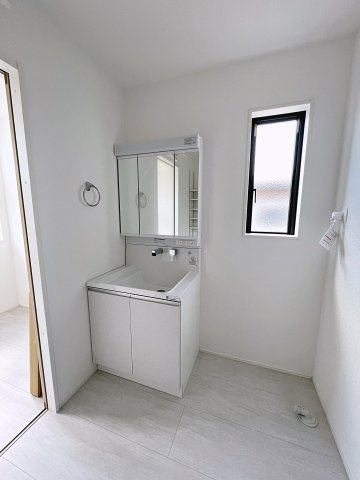 新築戸建・新築建売　郡山市田村町金屋字宝蔵　高瀬小・高瀬中の独立洗面台|三面鏡洗面台で朝の身支度もしやすく収納力も◎洗面台に物を置かずすっきり清潔に保つことができます！