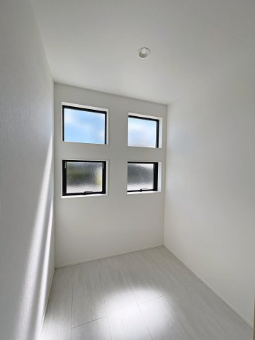 新築戸建・新築建売　郡山市田村町金屋字宝蔵　高瀬小・高瀬中のランドリースペース|ランドリースペースは窓が多く南向きなので日差しがたっぷりと入ります！お洗濯も快適♪